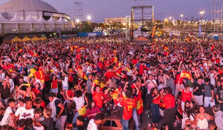 Miles de personas acudieron al recinto ferial de Arrecife para celebrar el triunfo de la selecci&oacute;n
