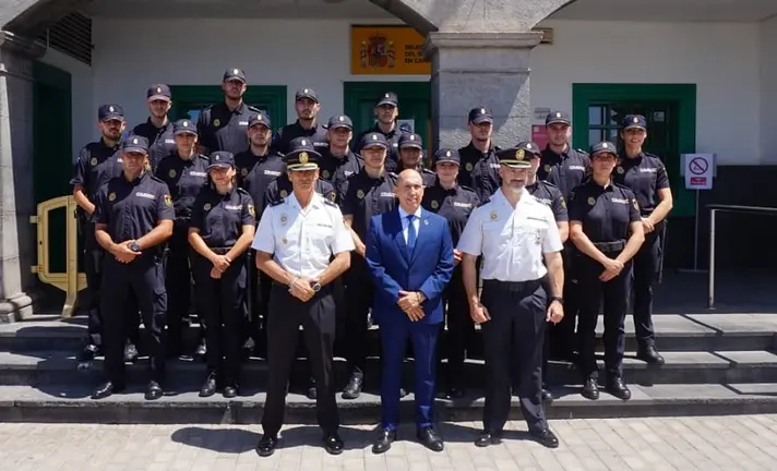 El director insular con los mandos policiales y los nuevos agentes.