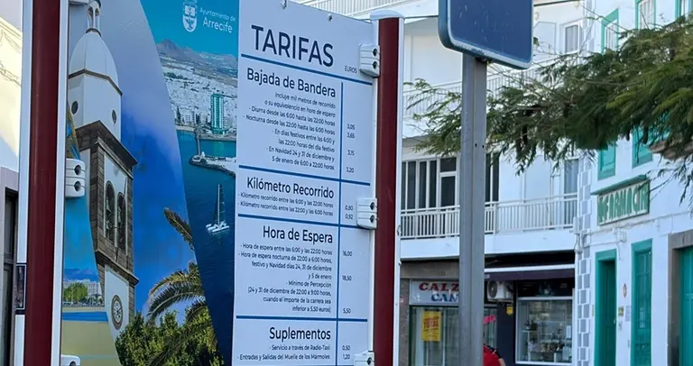 Nuevos paneles informativos instalados por el Ayuntamiento de Arrecife en las paradas de taxis, con informaci&oacute;n para los usuarios del taxi 