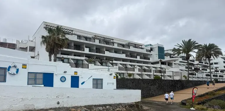 Hotel Papagayo Arena con la casa que est&aacute; delante y el nuevo paseo que se ha constru&iacute;do.
