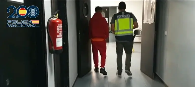 Polic&iacute;a Nacional junto al detenido.