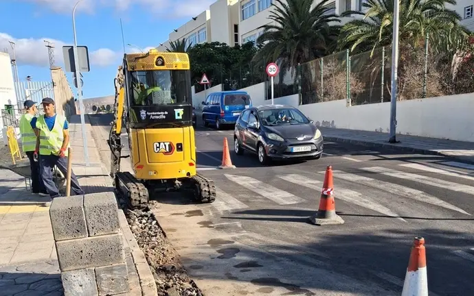 Operarios realizando las obras para reforzar el alumbrado p&uacute;blico.