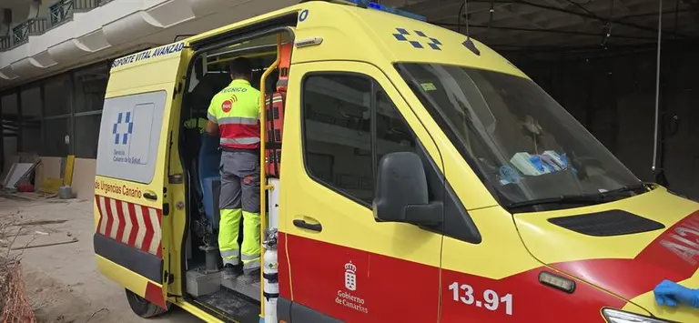 El personal del SUC atendiendo al herido dentro del hotel Natura Palace