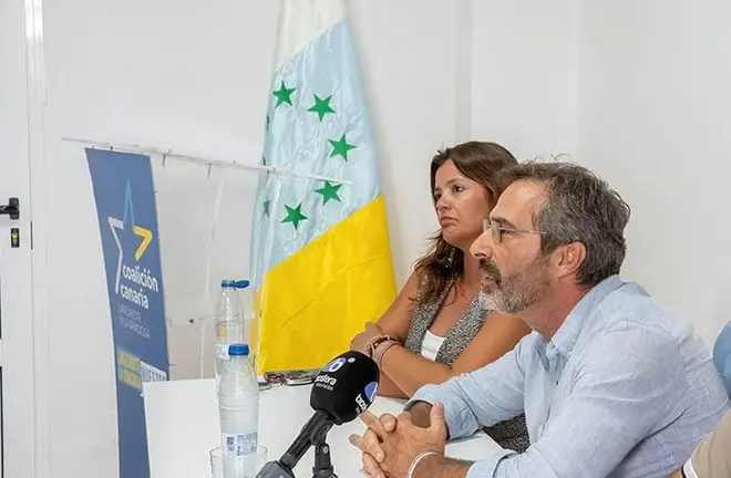 Pedro San Gin&eacute;s con Olivia Duque en una rueda de prensa reciente de Coalici&oacute;n Canaria