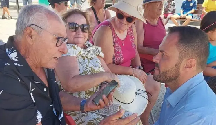 El alcalde de Arrecife Yonathan de Le&oacute;n junto a Melquiades Garc&iacute;a Montelongo, en una celebraci&oacute;n pasada de las fiestas del barrio 