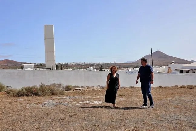 El alcalde de San Bartolomé, Isidro Pérez y la concejala de Urbanismo, Marlene Romero.