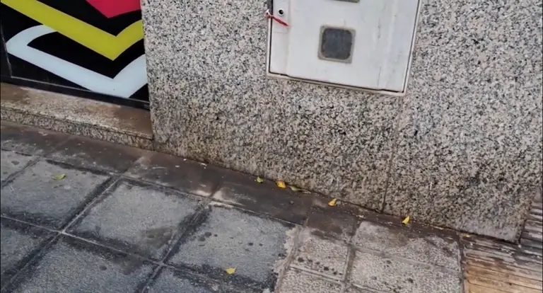 Suciedad en una de las calles de Arrecife generada por la orina de los perros.
