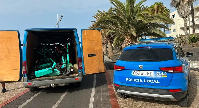 Veh&iacute;culo de la Polic&iacute;a Local junto a las patinetas retiradas.