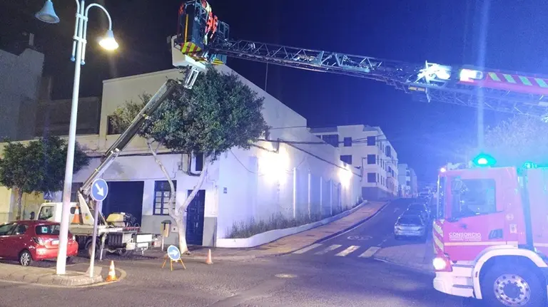 Bomberos realizando las labores de rescate.