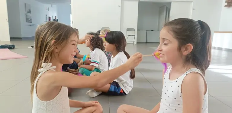 Ni&ntilde;os participando en el proyecto Tardes en calma.