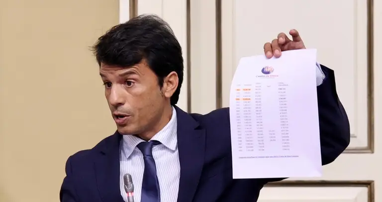 Marcos Bergaz durante su intervenci&oacute;n en el pleno del parlamento.