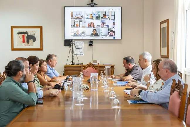 Reuni&oacute;n del Gobierno de Canarias, Cabildo y Ayuntamiento de Teguise sobre el saneamiento en La Graciosa
