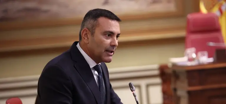 Oswaldo Betancort en el Parlamento de Canarias.