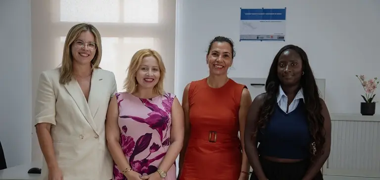 Maite Corujo junto a las trabajadoras del proyecto &lsquo;Mapas con Sentido&rsquo;.