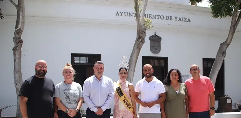 Amaira Cedr&eacute;s junto a los representantes p&uacute;blicos de Yaiza.