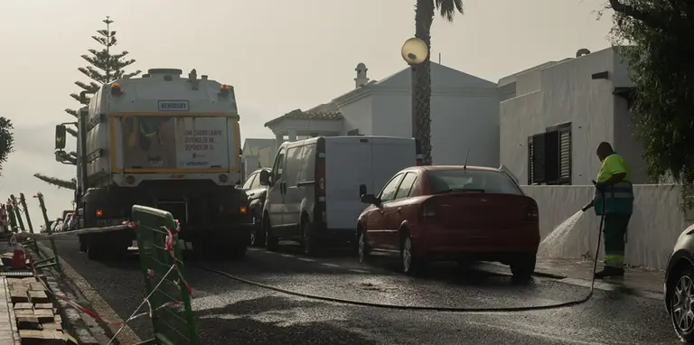 Operario realizando las labores de limpieza en La Concha.
