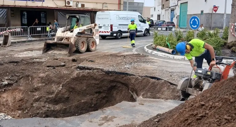 Operarios realizando las labores de limpieza y reparaci&oacute;n en la calle Tajaraste de Argana Alta.