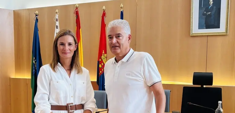 El alcalde, Jos&eacute; Juan Cruz, y la concejala de Actividades clasificadas, Mariana P&eacute;rez.