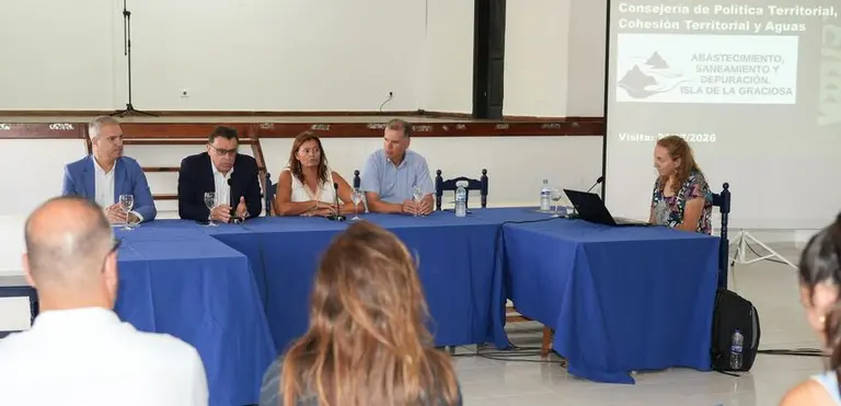 Representantes del Gobierno auton&oacute;mico, del Cabildo y de Teguise explicando la situaci&oacute;n del agua en La Graciosa.
