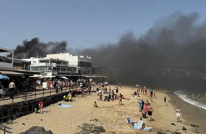 Nube de humo generado por el incendio en Playa Blanca.