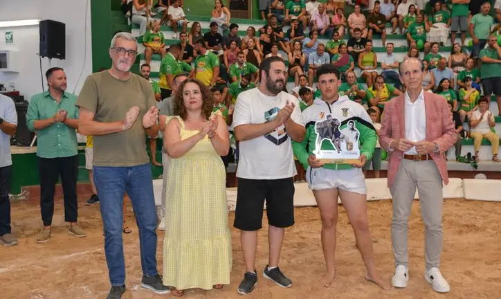 Uno de los luchadores del Tao recogiendo el trofeo del equipo con el presidente de la Federaci&oacute;n, los concejales de Teguise y el consejero de Bienestar del Cabildo de Lanzarote, Marci Acu&ntilde;a