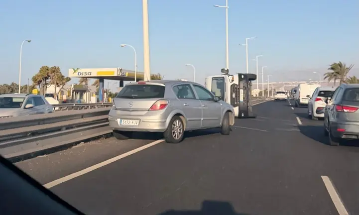 Veh&iacute;culo volcado a la salida de Arrecife.