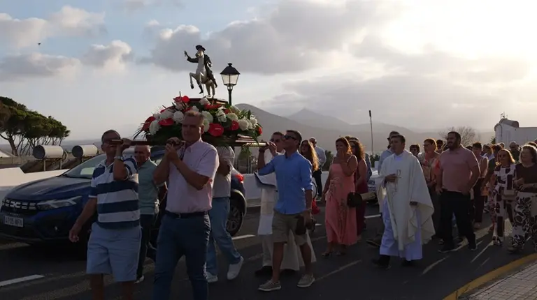 Procesi&oacute;n por las fiestas de Tahiche. Fotograf&iacute;a realizada por Jordi Vispo.
