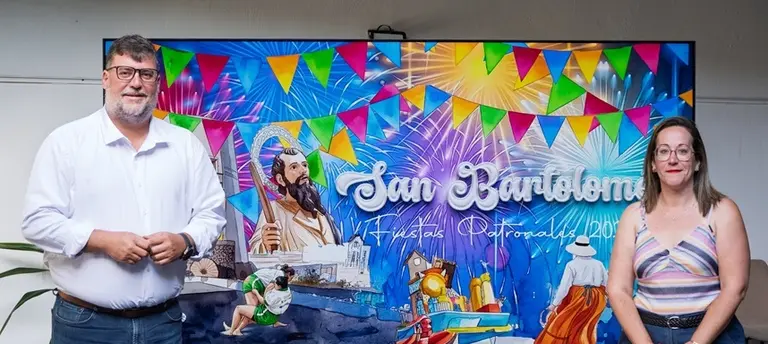 Isidro P&eacute;rez y Estefan&iacute;a Luzardo presentando las fiestas de San Bartolom&eacute;.