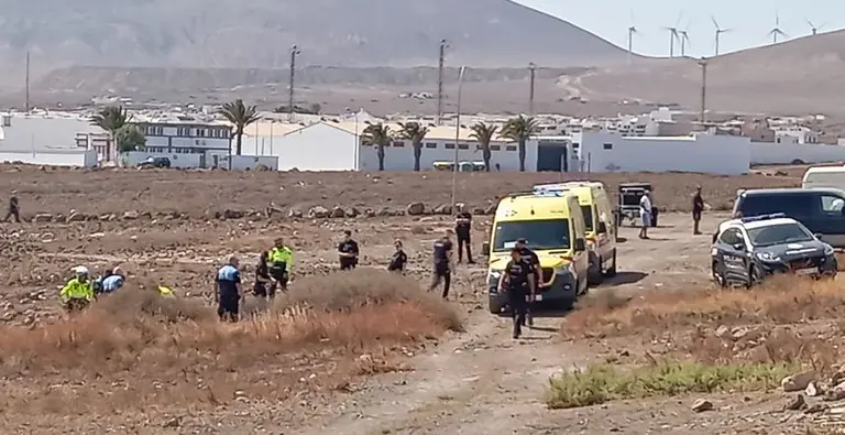 Imagen del momento de la actuaci&oacute;n de los agentes de la Polic&iacute;a Local de Arrecife y de la Polic&iacute;a Nacional en la zona en la que se produjo el incidente