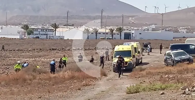 Los agentes de la Polic&iacute;a Local y de la Polic&iacute;a Nacional junto a los equipos sanitarios en el momento de localizar a la persona que se autolesion&oacute;