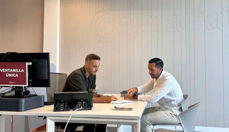 El nuevo asistente virtual &ldquo;LEO&rdquo;, impulsado por el Gobierno de Canarias, se suma a la atenci&oacute;n presencial para agilizar la constituci&oacute;n de negocios y reducir trabas burocr&aacute;ticas.