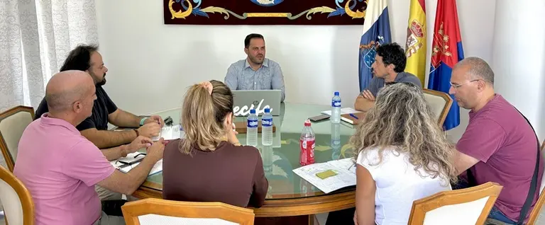 El alcalde Yonathan de Le&oacute;n con el equipo t&eacute;cnico de la Concejal&iacute;a de Obras perfilando las pr&oacute;ximas licitaciones con una inversi&oacute;n en los barrios cercana a las 37 millones.