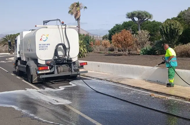 Operario realizando las labores de limpieza en El Cable.