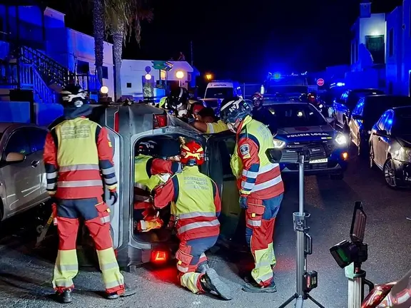 Bomberos del Consorcio realizando las labores de excarcelaci&oacute;n.