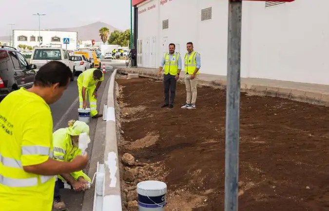El alcalde de Arrecife Yonathan de León y el consejero de Obras Públicas, Jacobo Medina, visitan los trabajos de embellecimiento en los accesos al Hospital de Lanzarote.