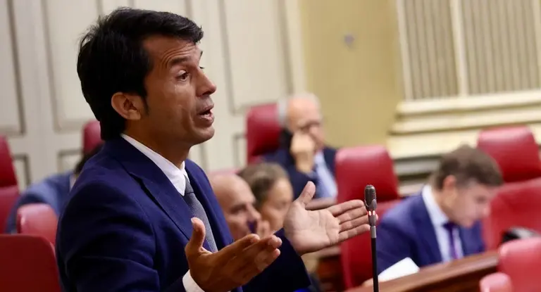 Marcos Bergaz (PSOE) durante una intervencioìn en el pleno del parlamento.