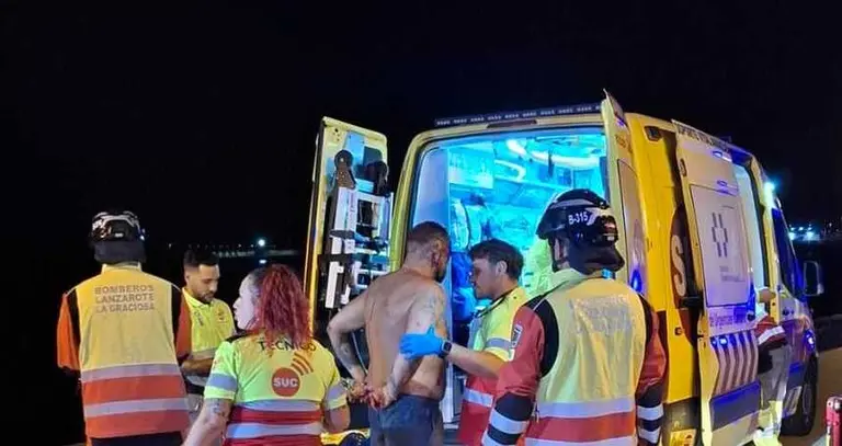 Personal del SUC atendiendo al herido.