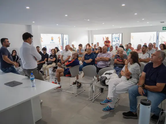 Vecinos de Argana en una reunión con el teniente de alcalde, Echedey Eugenio, el concejal de Limpieza, Jacobo Lemes, y el concejal de Urbanismo, Maciot Cabrera.