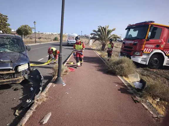 Bomberos limpiando la calzada.