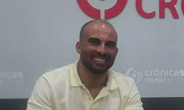 Daniel Medina en los estudios de Cr&oacute;nicas Radio.