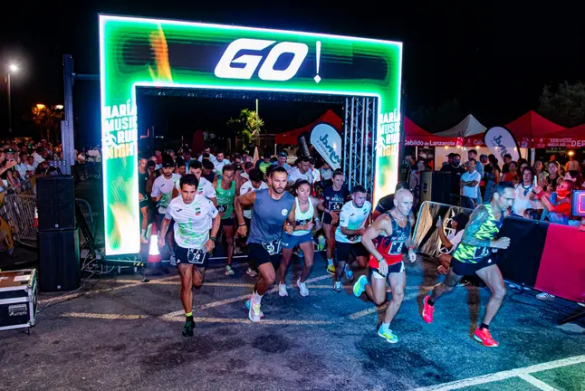 Salida de los corredores de la Haría Music Run Night.