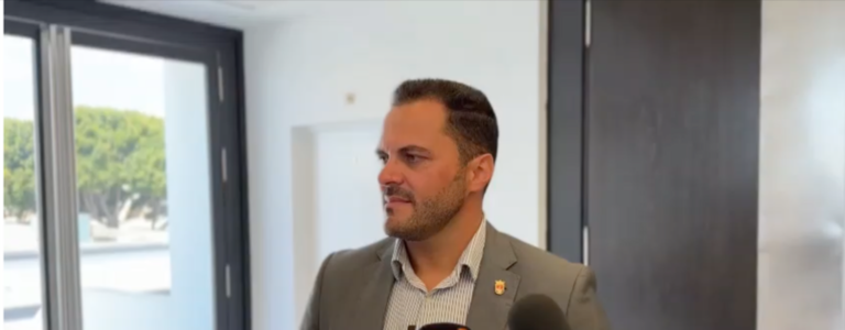 Yonathan de Le&oacute;n en su comparecencia ante los medios de comunicaci&oacute;n.