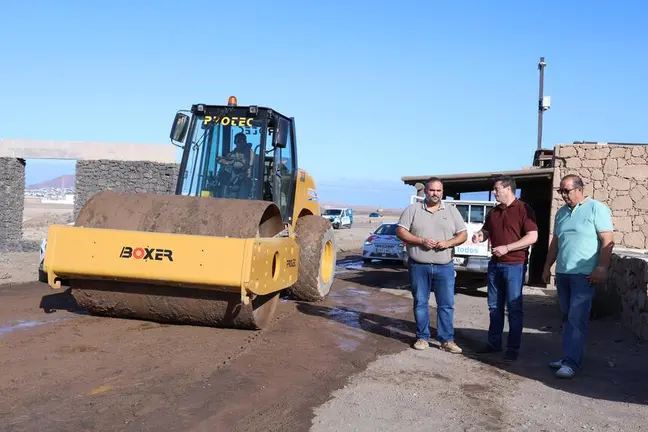 Ruben Arca, &Oacute;scar Noda y Samuel Mart&iacute;n junto a las obras de arreglo del acceso a Papagayo.