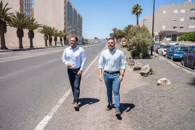 El alcalde de Arrecife, Yonathan de León, y el consejero de Obras Públicas, Jacobo Medina, en la calle Manolo Millares.