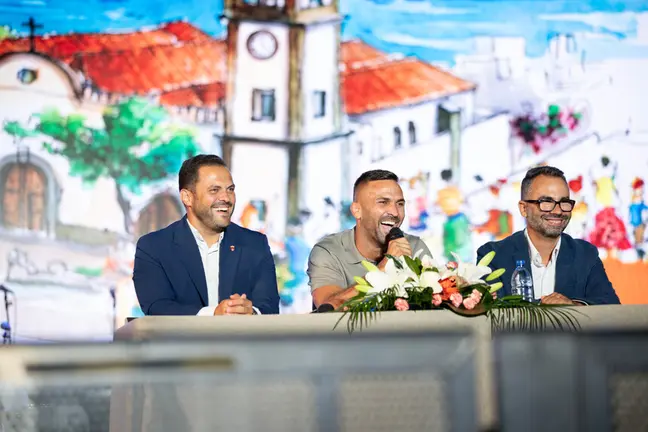 Yonathan de Le&oacute;n, Echedey Eugenio y Echer Sosa durante el preg&oacute;n por las fiestas de San Gin&eacute;s 2026.