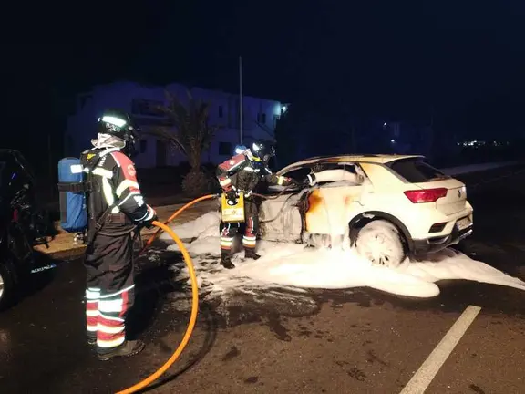 Bomberos del Consorcio de Seguridad y Emergencias sofocando el incendio en un veh&iacute;culo.