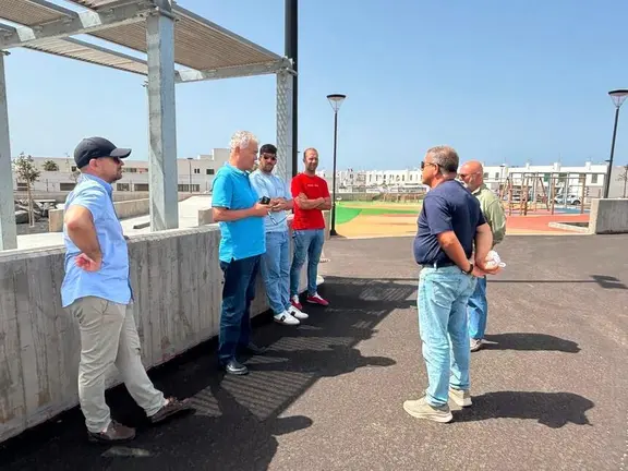 Jos&eacute; Juan Cruz junto a los componentes del grupo de gobierno en el parque municipal tajinaste.