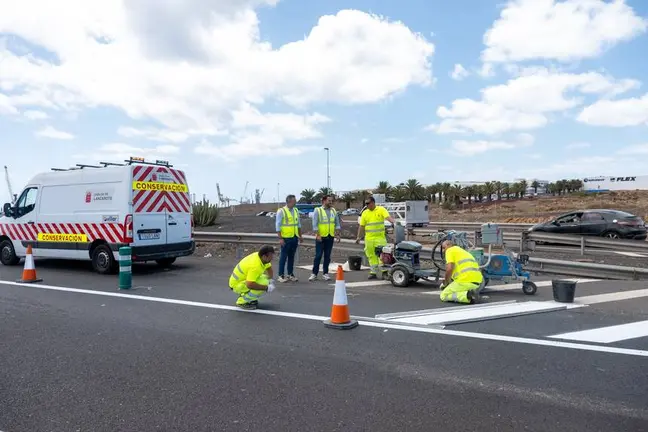 El alcalde de Arrecife Yonathan de León y el consejero de Obras Públicas, Jacobo Medina, ayer,en el cruce de Los Mármoles.