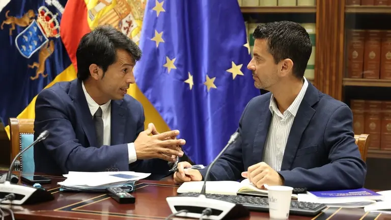 Marcos Bergaz, durante la reunioìn mantenida con el director general de Infraestructuras y Equipamientos, Ivaìn G. Carro, en la que se abordoì la necesidad de avanzar en la ampliacioìn del CEE Nuestra Sen&THORN;ora de los Volcanes.