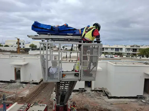 Bombero auxiliando al hombre accidentado.